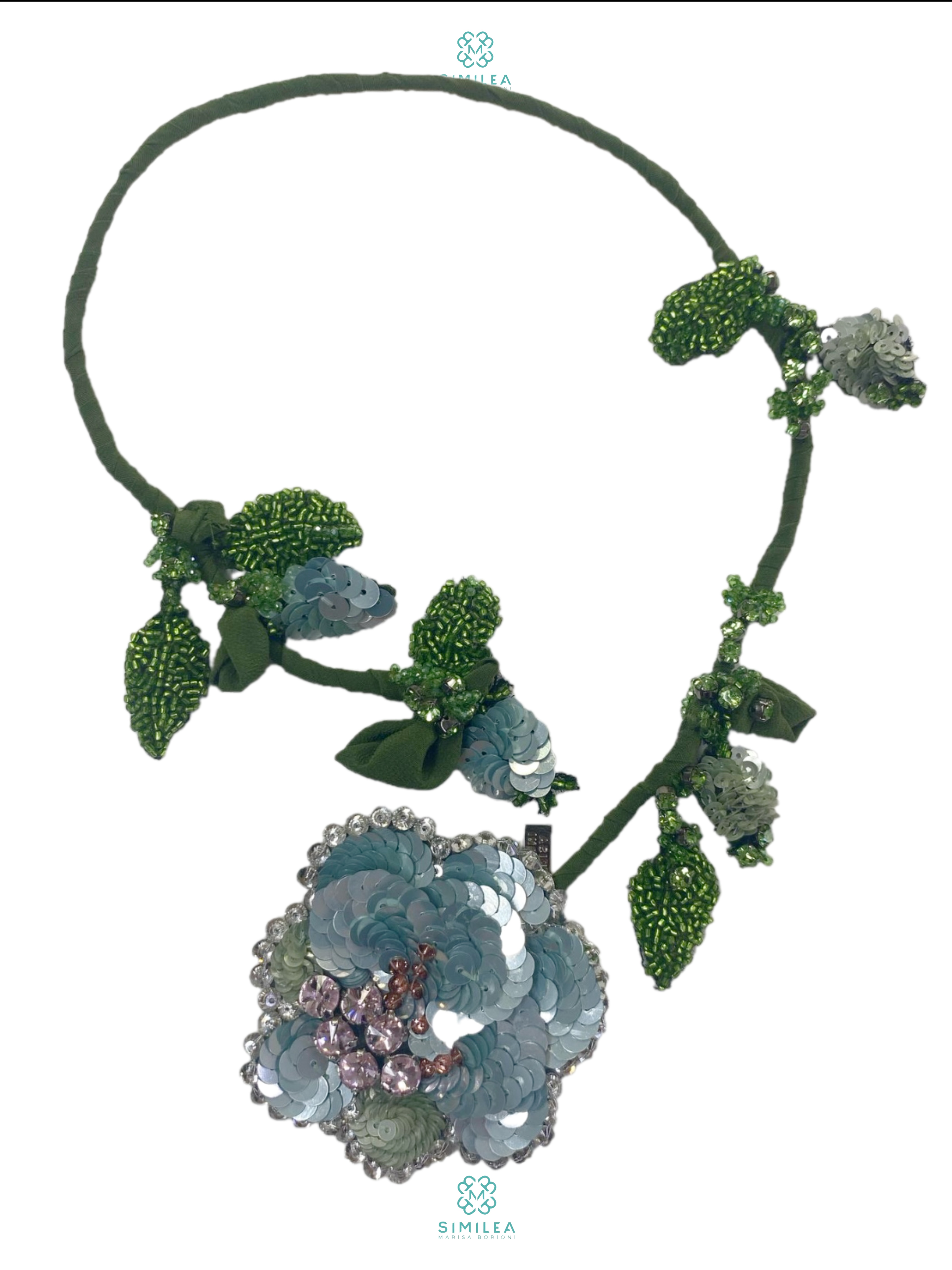 3FF298A9-C622-4D6C-857C-8D0A8B0F5DB3 fiore di vita con centrale fiore con ricamo paillettes azzurre e contorno di cristalli swarovsky, gambo e foglie con ricamo perline