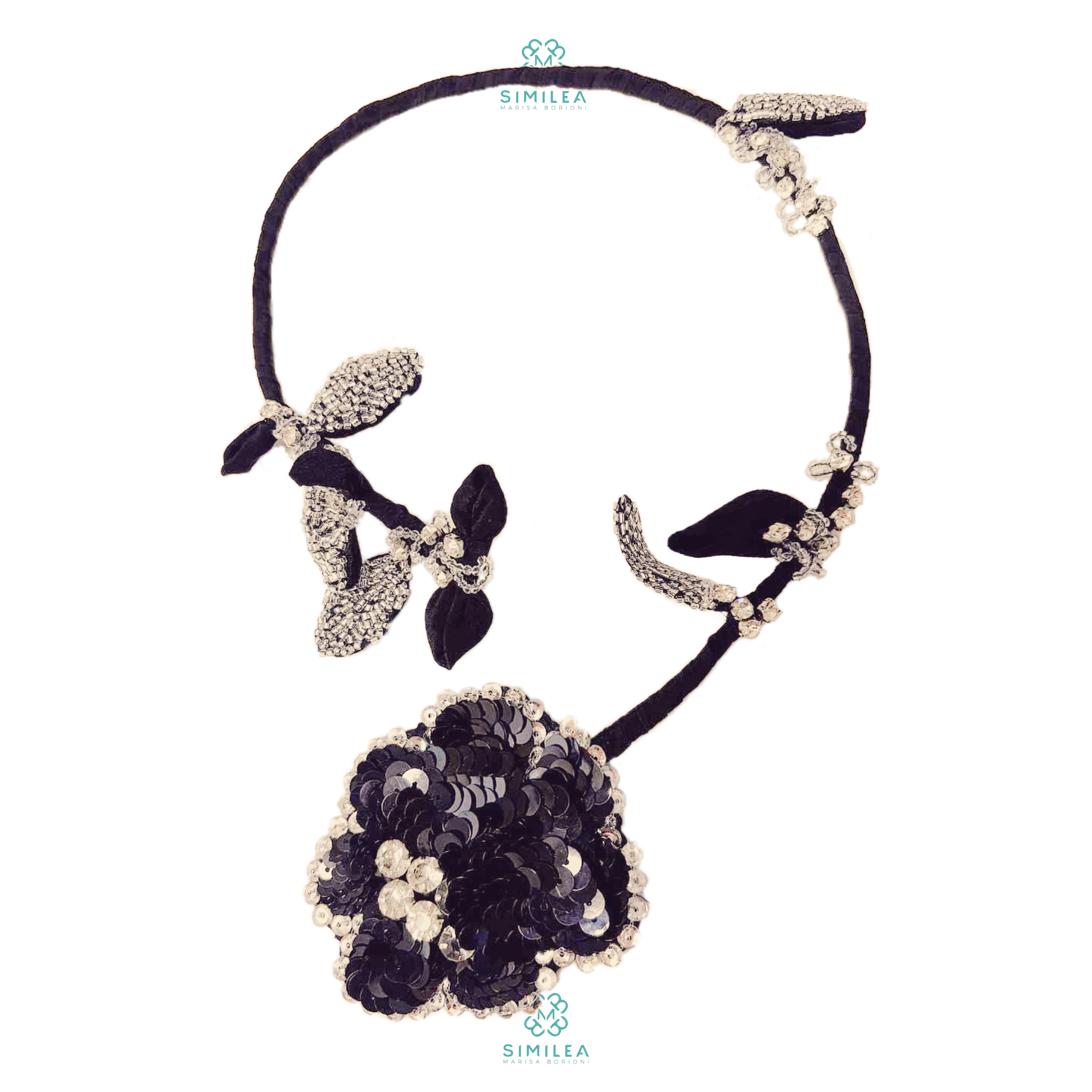 4BECFDFF-1CD0-4DD0-9180-752689E3866B fiore di vita con centrale fiore con ricamo paillettes nere e contorno di cristalli swarovsky, gambo e foglie con ricamo perline