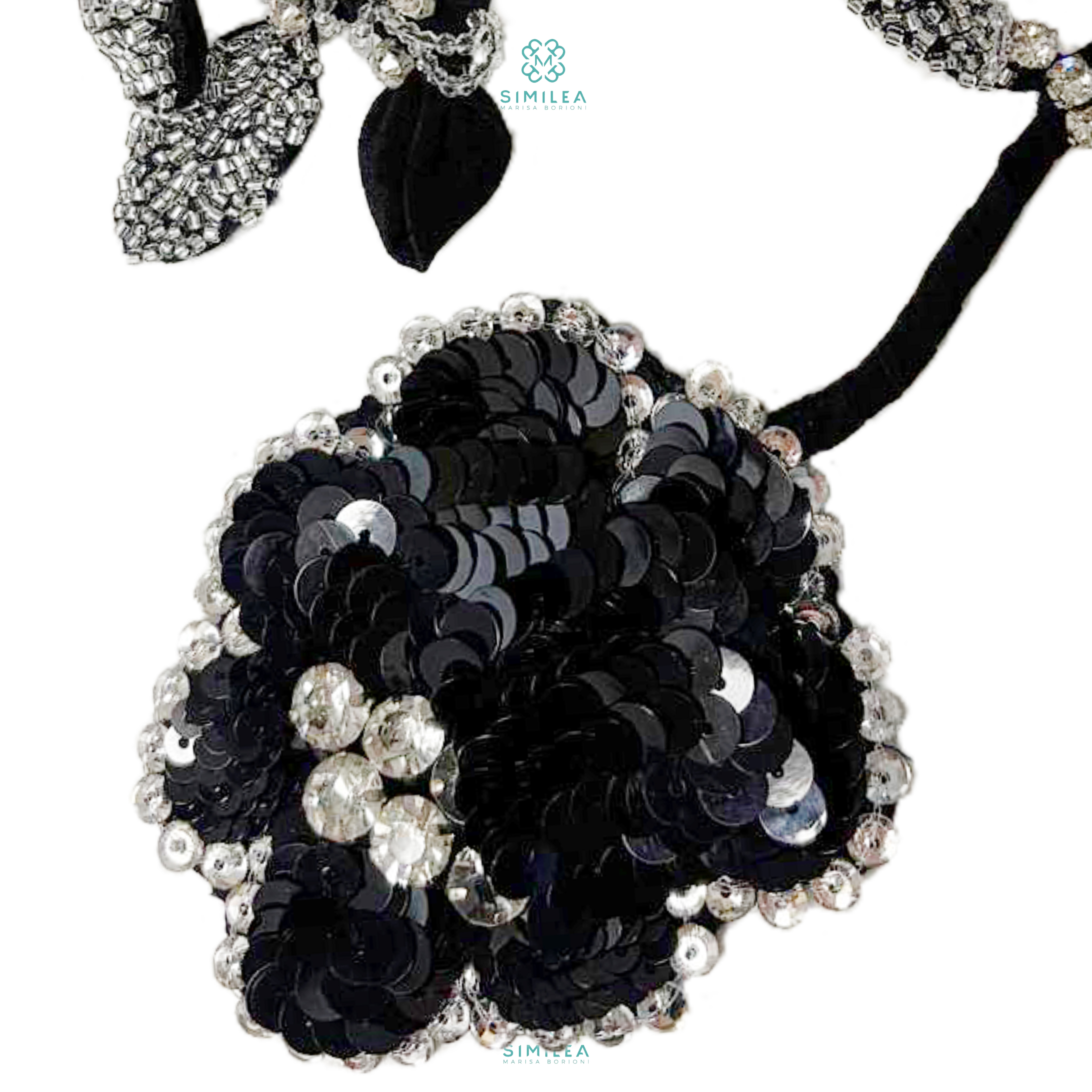 Collana Vita - var. nera fiore con ricamo paillettes nere con contorno di cristalli swarovsky