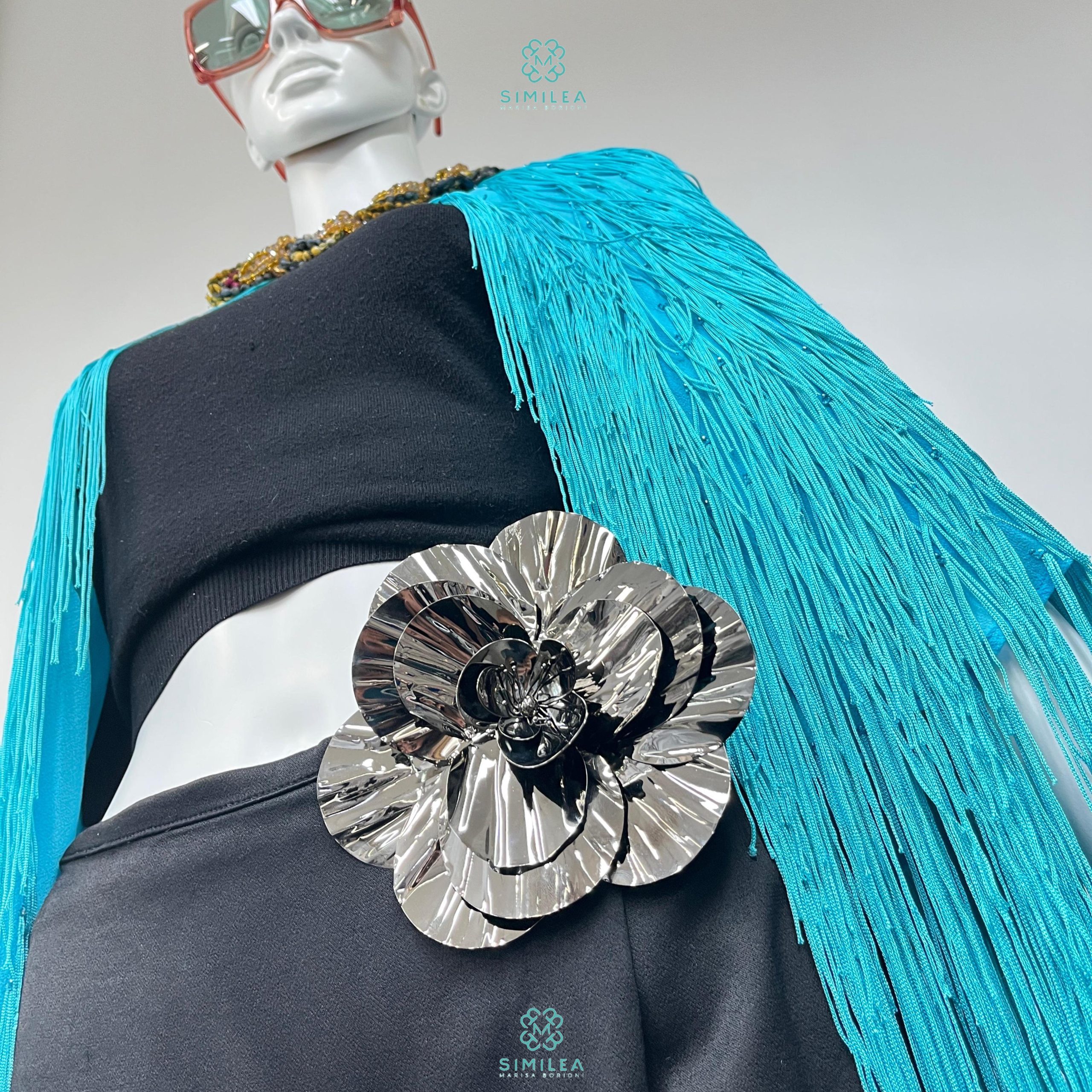 Similea Gioielli - Poncho azzurro frange - spilla fiore - collana intrecci