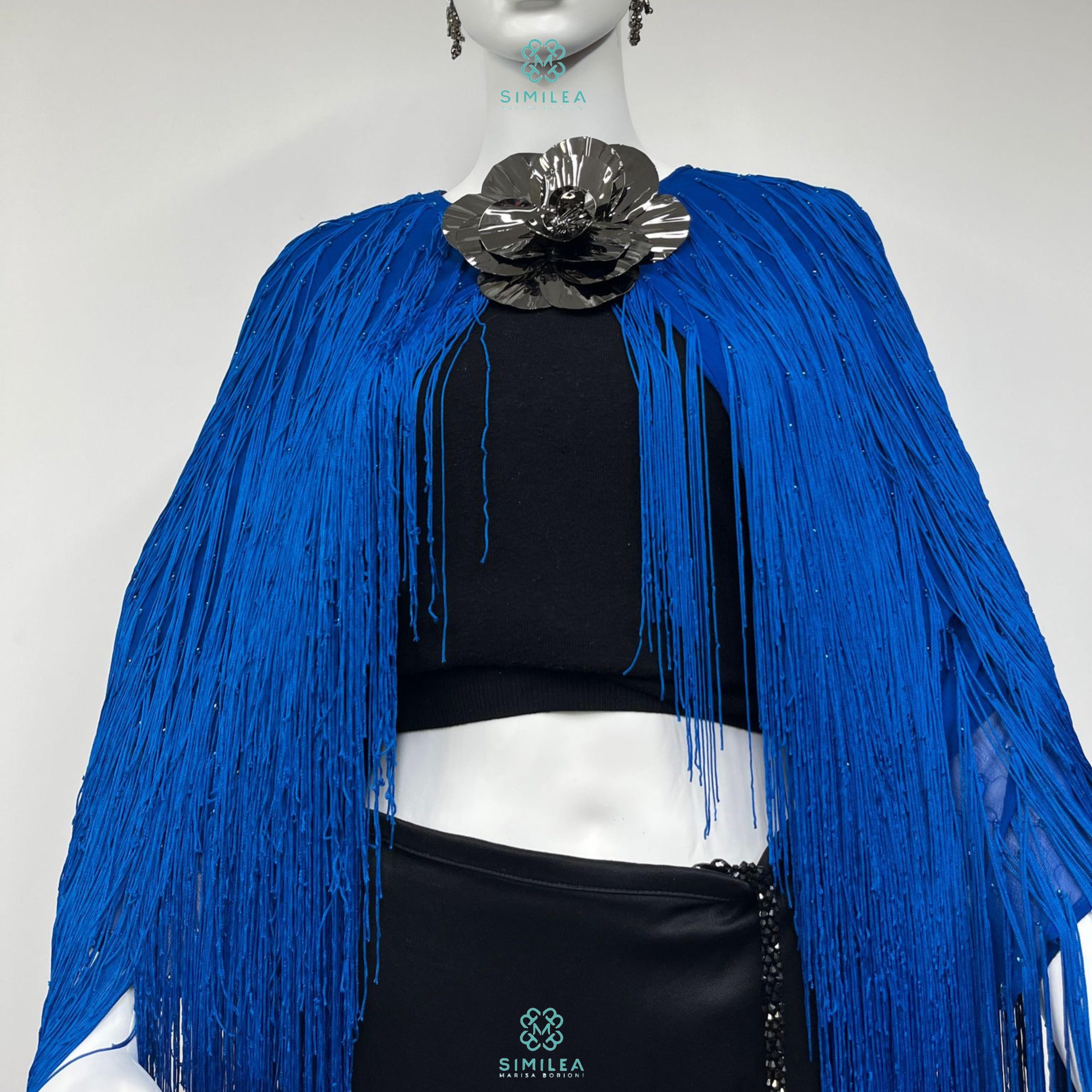 Similea Gioielli - Poncho blu frange - spilla fiore - vista davanti