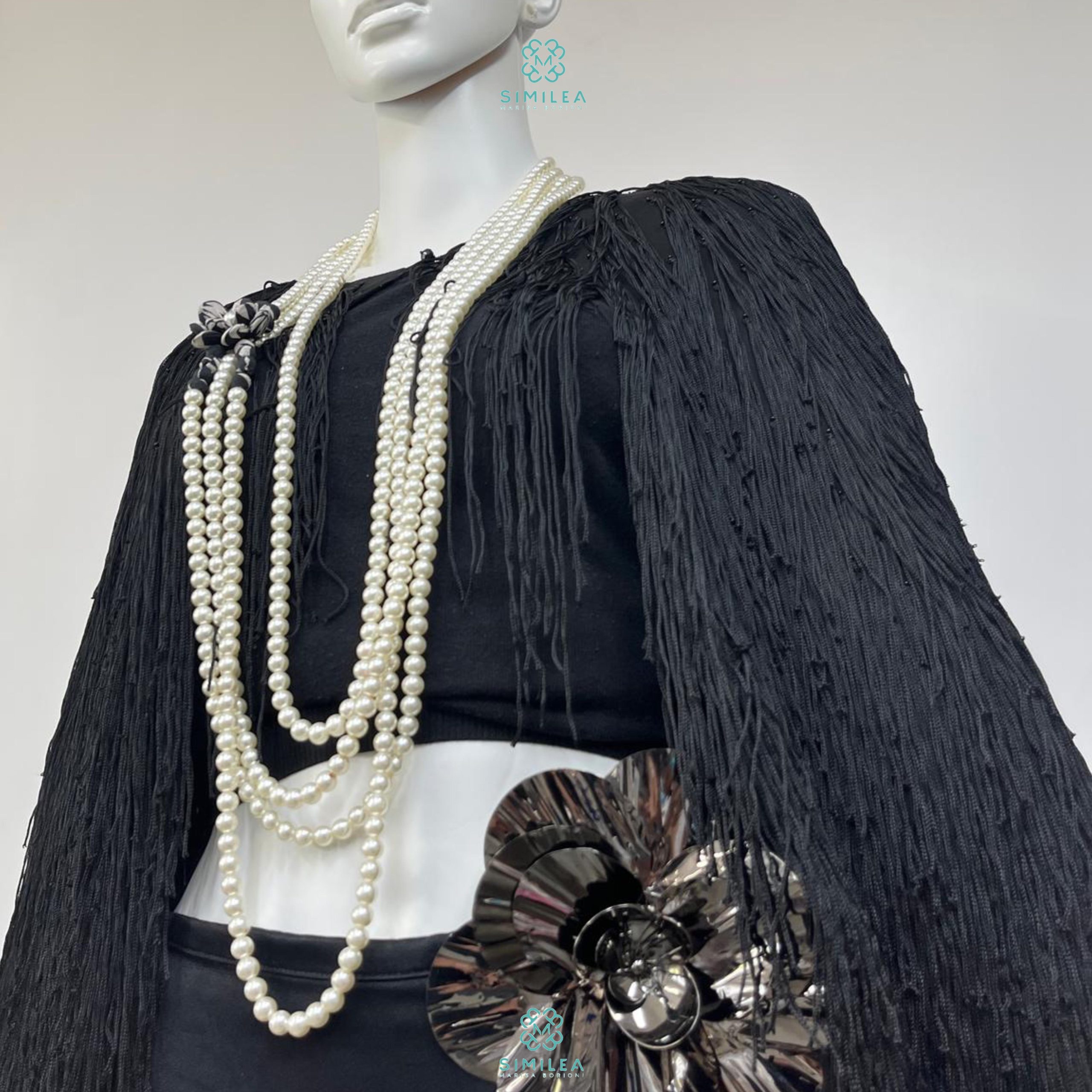 Similea Gioielli - Poncho nero frange - laterale con collana perle e spilla fiore