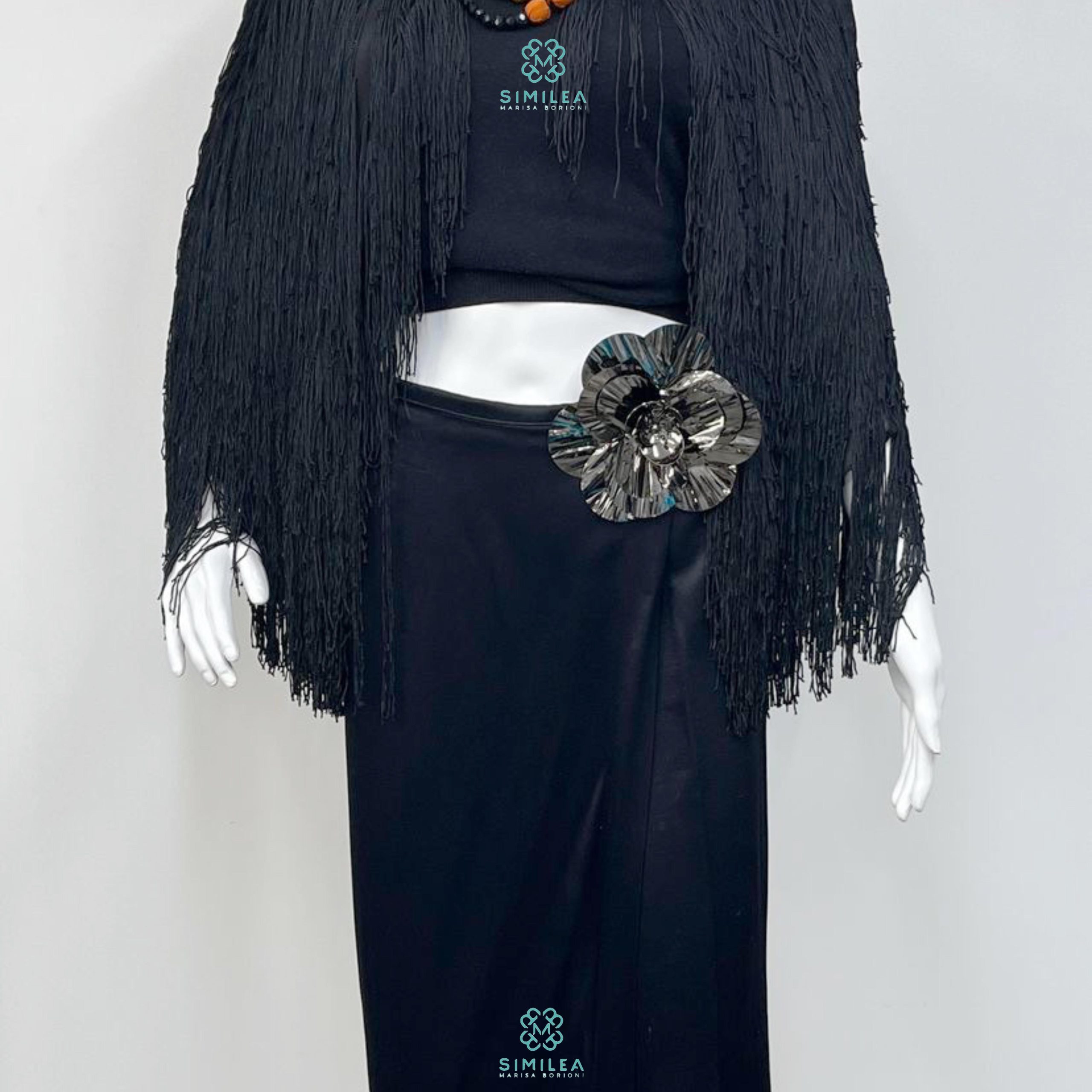 Similea Gioielli - Poncho nero frange - spilla fiore - collana moon