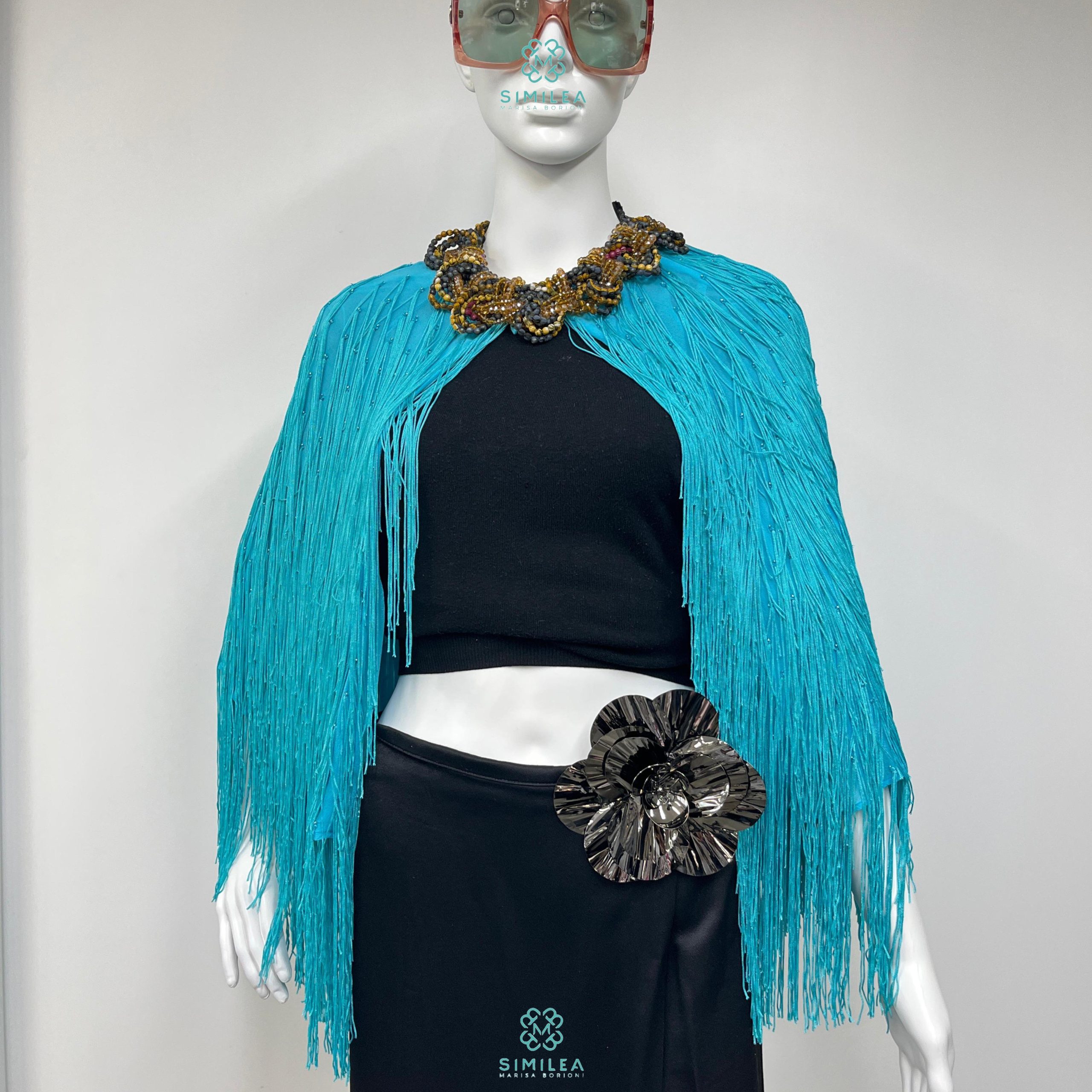 Similea Gioielli - Poncho verde frange - spilla fiore - collana intrecci Similea Gioielli - Poncho verde frange - spilla fiore - collana intrecci